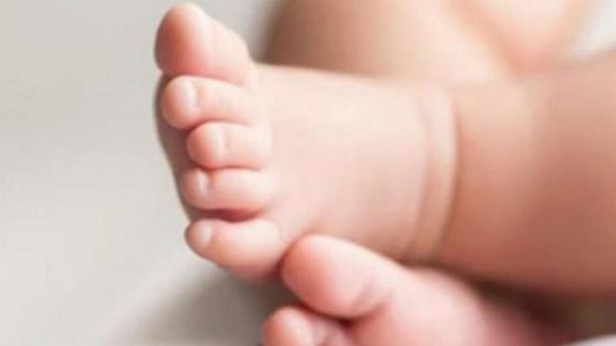 Θεσσαλονίκη: Πέθανε βρέφος 47 ημερών – Γλίστρησε από τα χέρια του πατέρα του