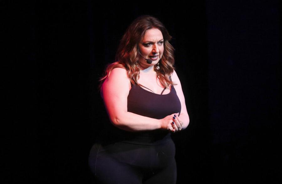 Η Σοφία Μουτίδου ποζάρει με μαγιό και περνάει ηχηρό μήνυμα: «Η ντροπή για το σώμα είναι θεμέλιο ψυχικού πόνου»