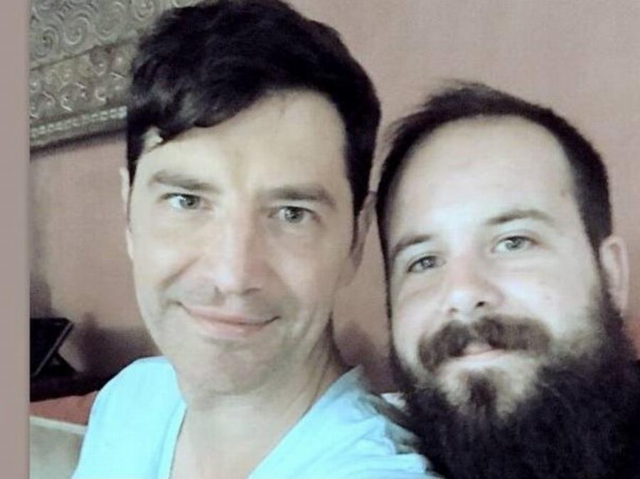 Νίκος Ρουβάς: Αυτός είναι ο «άγνωστος» μικρότερος αδερφός του Σάκη που έχει ακολουθήσει τον ίδιο δρόμο στη μουσική