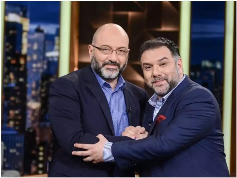 Ανησυχία για τον Σάκη Αρναούτογλου: Καθηλωμένος στο κρεβάτι και χωρίς φωνή – Το δημόσιο μήνυμα για την υγεία του