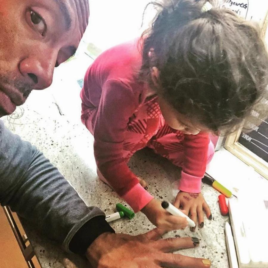 Όλο το Ίντερνετ μιλάει για τον Ντουέιν Τζόνσον: Οι κόρες του ηθοποιού του έκαναν makeover και έχασε προγραμματισμένο meeting