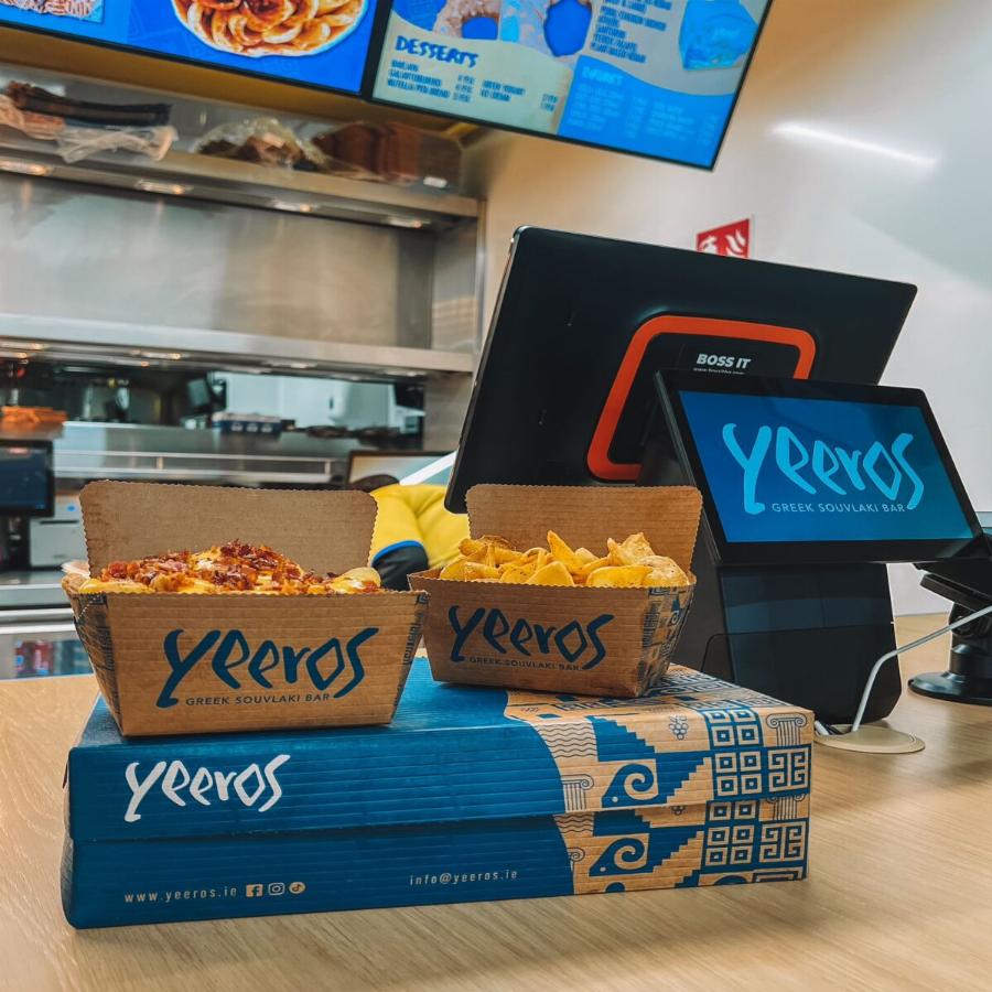 Ζητείται τυλιχτής: Το ελληνικό σουβλατζίδικο στην Ιρλανδία ψάχνει προσωπικό και δίνει 2.500 ευρώ το μήνα