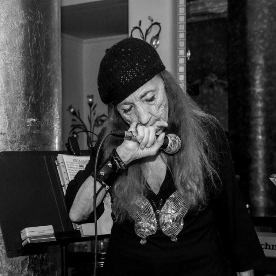 Γιώτα Γιάννα: Η ασυμβίβαστη μποέμισα με τη φυσαρμόνικα, η απώλεια του αδερφού της στην Κύπρο και ο 1ος δίσκος μετά τα 80