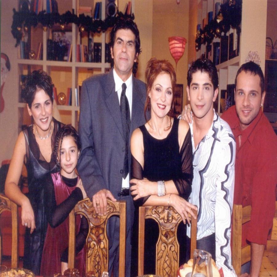 Ανανεωμένη και μια καλλονή: Η Λίλα του «Άκρως Οικογενειακόν» 20 χρόνια μετά είναι η πιο εντυπωσιακή μανούλα