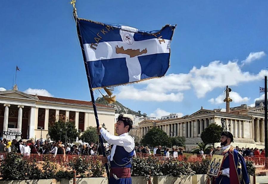 Ο Νίκος Παπαδάκης στη παρέλαση της 25ης Μαρτίου: Παρέλασε κρατώντας τη σημαία της Παγκρητίου Ενώσεως