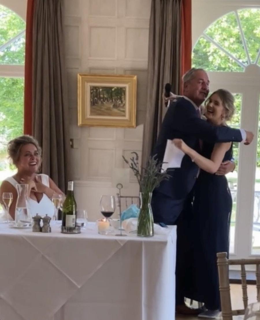 «Δεν περίμενα να λάβω τόσα αρνητικά σχόλια»: Δέχθηκε άγριο κράξιμο για την ανακοίνωση που έκανε στο γάμο του πατέρα της