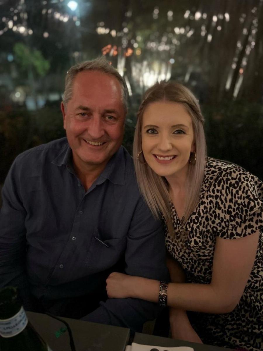 «Δεν περίμενα να λάβω τόσα αρνητικά σχόλια»: Δέχθηκε άγριο κράξιμο για την ανακοίνωση που έκανε στο γάμο του πατέρα της