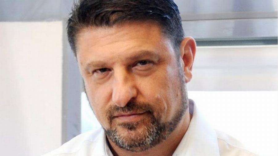 Ευτυχισμένος μπαμπάς ο Νίκος Χαρδαλιάς: Η σπάνια οικογενειακή εμφάνιση στο γήπεδο με την καλλονή σύζυγό του και τις κόρες τους