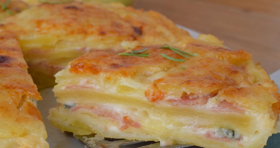 Πεντανόστιμη σαν της μαμάς: Πατατόπιτα χωρίς φύλλο με μπεσαμέλ, ζαμπόν και έτοιμη στο πι και φι