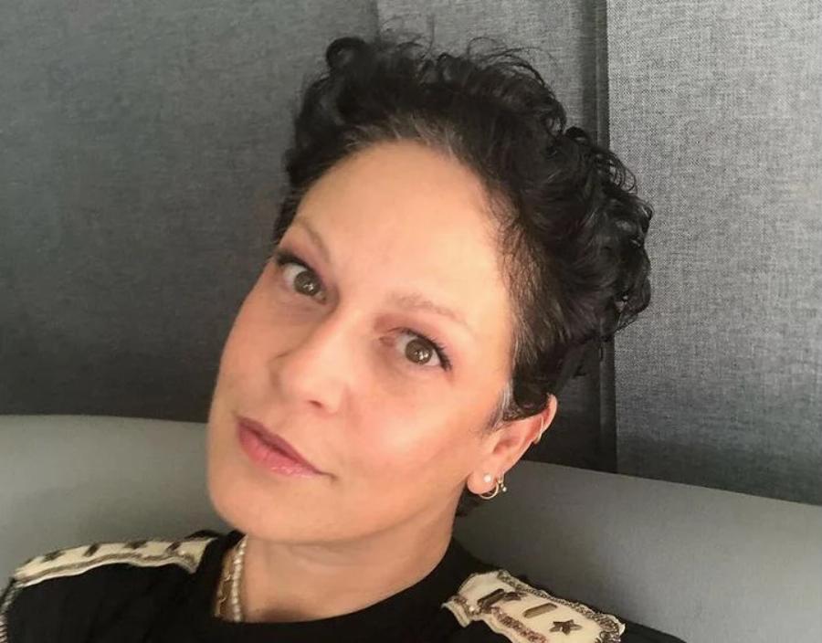 Με γκρίζα μαλλιά, 49 ετών και μια κούκλα: Η Ρέα Τουτουνζή 29 χρόνια μετά τη νίκη στα καλλιστεία άλλαξε ζωή