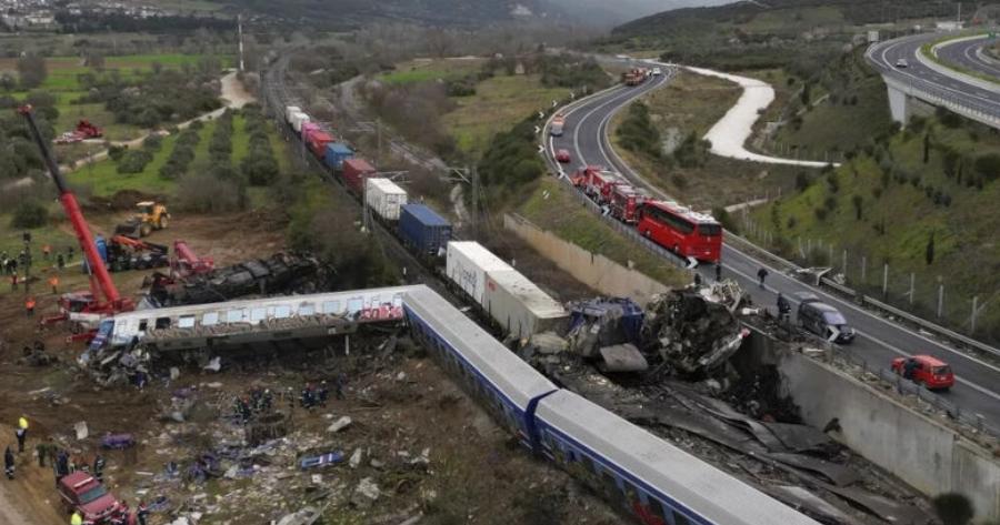 Πορεία διαμαρτυρίας για τα Τέμπη: Αστυνομικός συγχαίρει τους διαδηλωτές, «Είμαστε 1000% μαζί σας, μακάρι να μπορούσαμε κι εμείς»