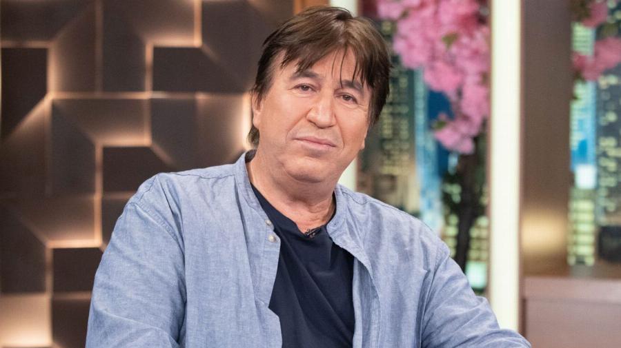 Θάνος Αλεξανδρής: «Προτιμώ να δω τον Μπισμπίκη να φιλάει τη Βανδή, από το να βλέπουμε τους πολιτικούς και τους παρουσιαστές να τρελαίνουν τον κόσμο»