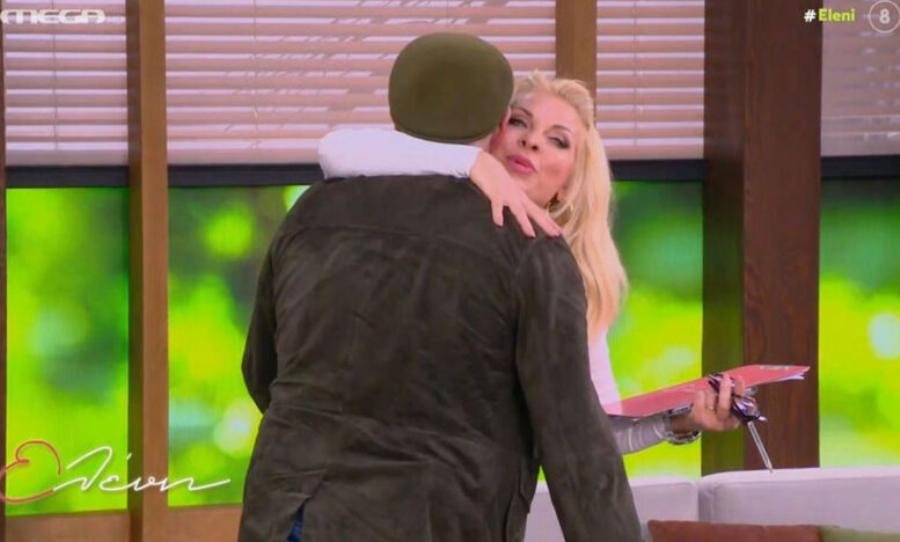 Η αγκαλιά… διαρκείας της Μενεγάκη: «Σε κρατάω έτσι αγκαλιά για να το πιστέψω»