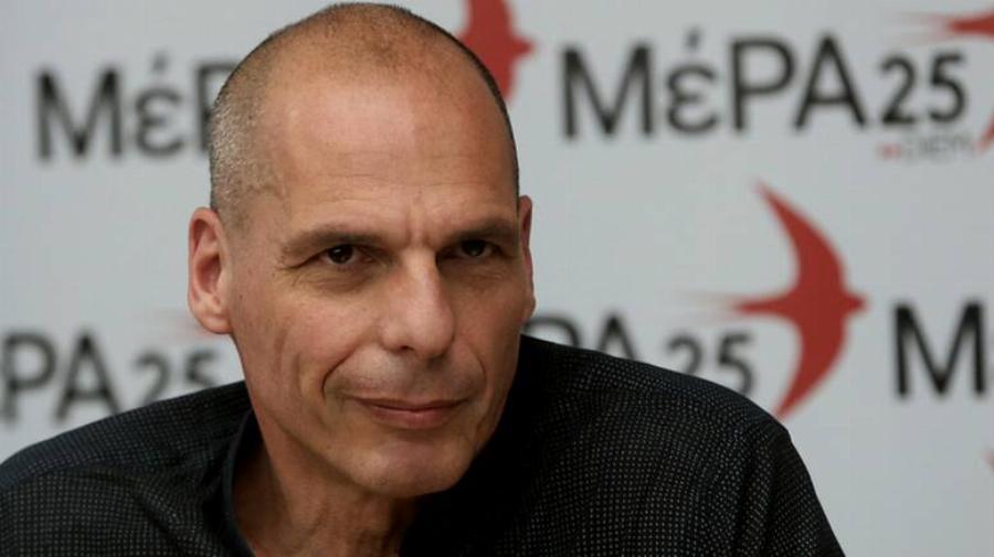 Σε άσχημη κατάσταση ο Γιάννης Βαρουφάκης: Η πρώτη εμφάνιση μετά την επίθεση στα Εξάρχεια εις βάρος του