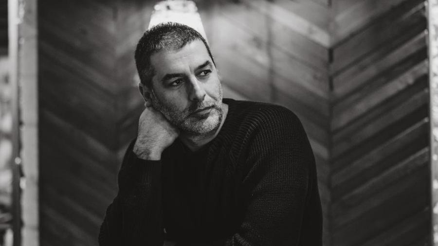 Ο Βασίλης Μπισμπίκης αποκαλύπτει: «Έτσι θα συνεχίσω και δεν με νοιάζει, ας είναι η ξεφτίλα μου ατελείωτη»