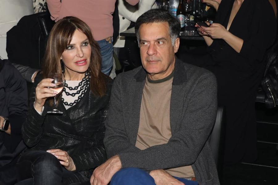 Ψηλός, γκριζομάλλης και ξετρελαμένος μαζί της: Αυτός είναι ο «άγνωστος» σύζυγος της Βίκυς Χατζηβασιλείου