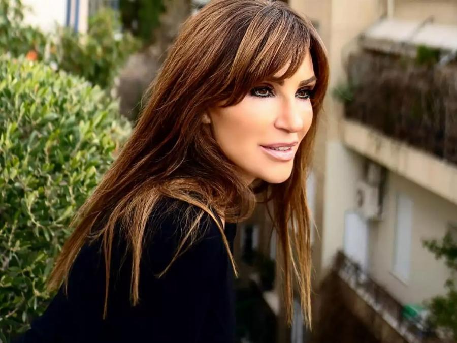 Ψηλός, γκριζομάλλης και ξετρελαμένος μαζί της: Αυτός είναι ο «άγνωστος» σύζυγος της Βίκυς Χατζηβασιλείου