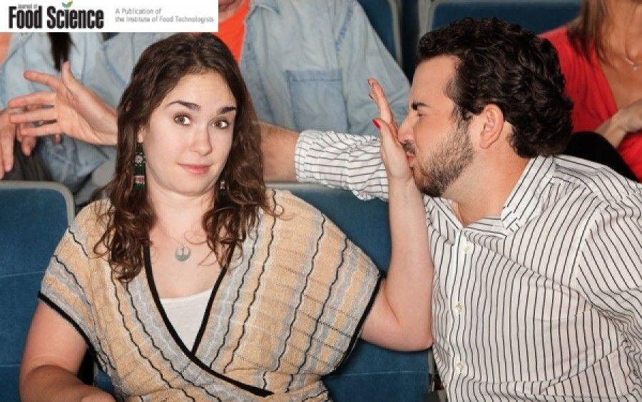 Ούτε καραμέλες ούτε τσίχλες: Το κόλπο για να απαλλαγείτε την ενοχλητική μυρωδιά του σκόρδου στο πι και φι