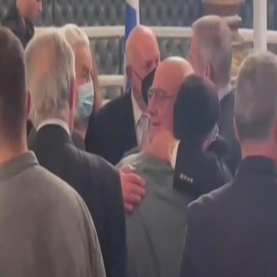 Η συγκλονιστική εικόνα για τα Τέμπη: Η στιγμή που ένας πατέρας σφίγγει στην αγκαλιά του τον Άγγελο επειδή έσωσε την κόρη του