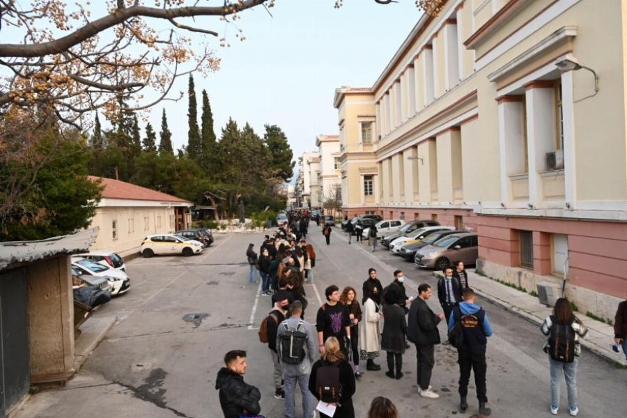 Συγκλονιστική η ανταπόκριση των Αθηναίων: Τρέχουν να δώσουν αίμα για τους τραυματίες στα Τέμπη