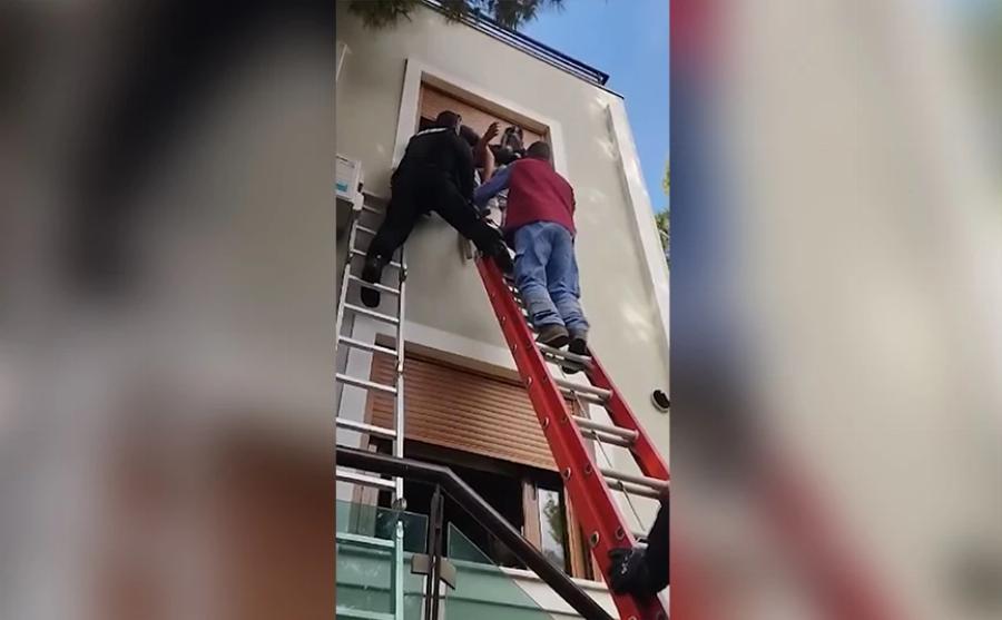 Στιγμές αγωνίας: Η ομάδα ΔΙΑΣ απεγκλώβισε ανήλικο παιδί από φλεγόμενο διαμέρισμα