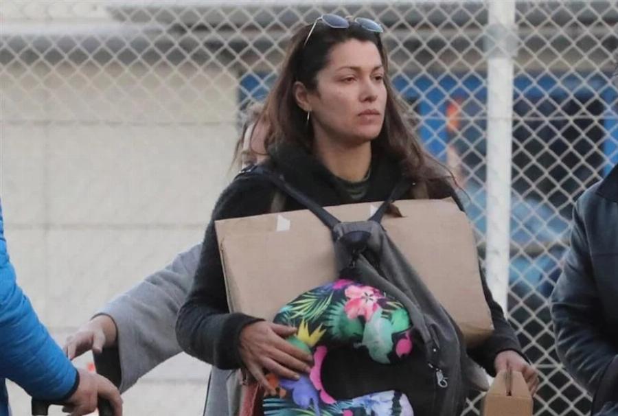 «Η ασφάλεια των παιδιών είναι υποκειμενική»: Η Κλέλια Ρένεση απαντά σε όσους την κατέκριναν που πήρε την κόρη της στη διαδήλωση