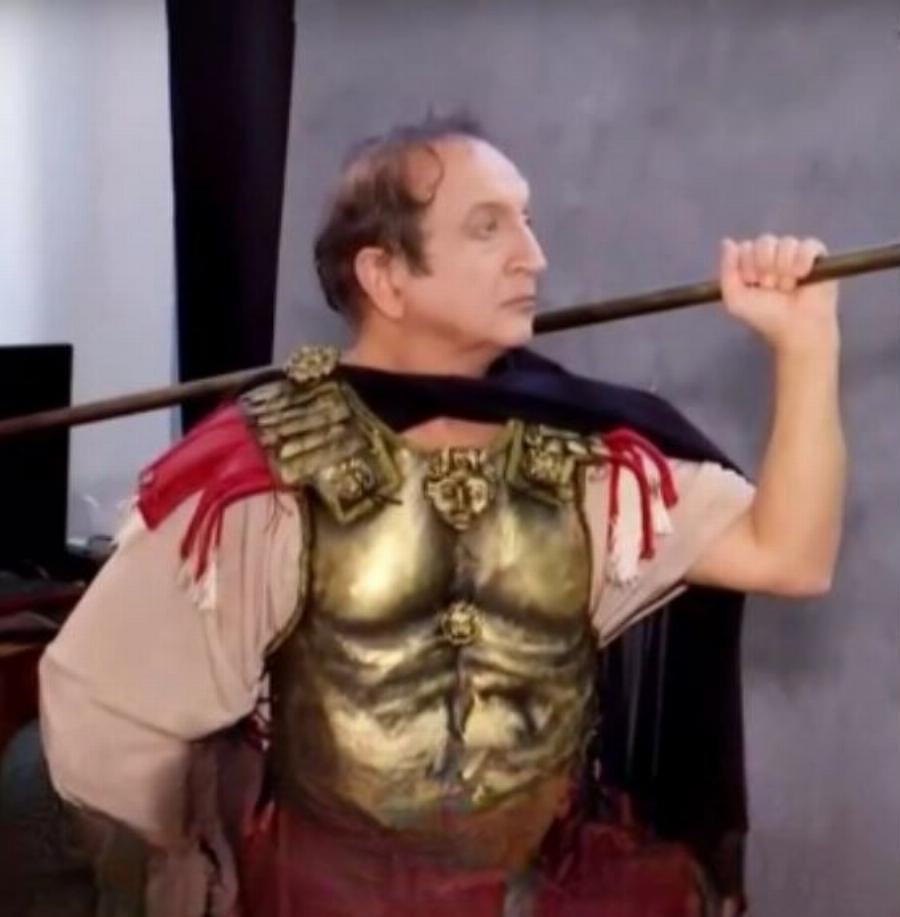 Σούσουρο με τον Σπύρο Μπιμπίλα: «Όποιος δεν βλέπει ότι μοιάζω με τον Μέγα Αλέξανδρο είναι τυφλός»