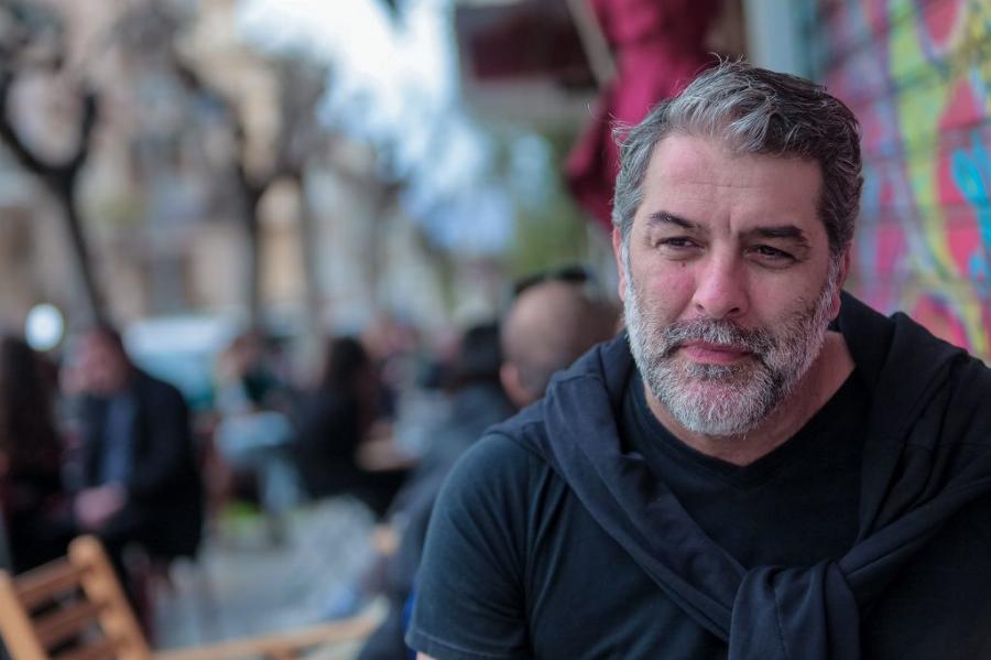 Αγνώριστος ο Βασίλης Μπισμπίκης: Με παραπανίσια κιλά και φαλάκρα εμφανίστηκε επάνω στη σκηνή