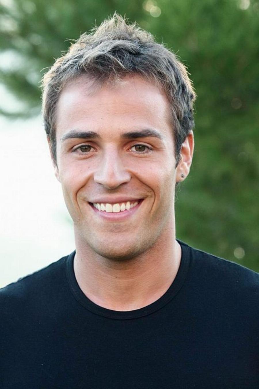 Με κοιλιακούς φέτες και γκρίζα γένια στα 37 του: Ο «Άρης» από το «Λατρεμένοι μου Γείτονες», 16 χρόνια μετά είναι πιο γοητευτικός από ποτέ