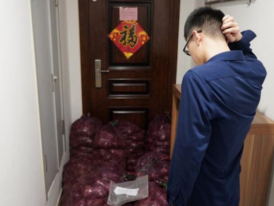 «Για να κλάψεις όπως έκλαψα εγώ»: Έστειλε έναν τόνο κρεμμύδια στον σύντροφο της επειδή την απάτησε