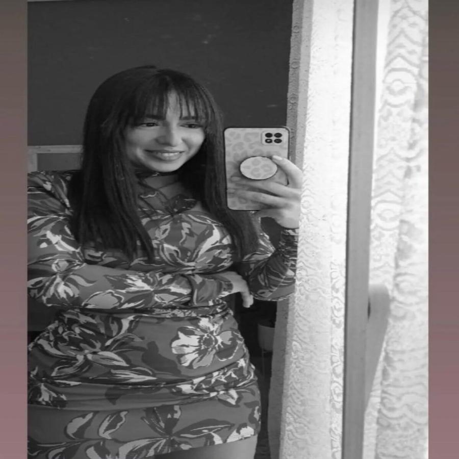 Ανανεωμένη και μια καλλονή: Η Λίλα του «Άκρως Οικογενειακόν» 20 χρόνια μετά είναι η πιο εντυπωσιακή μανούλα