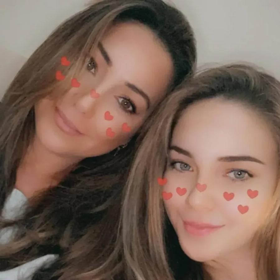 Σαν «φωτοτυπία» της: H Miss Κόσμος Ειρήνη Σκλήβα ποζάρει με την κόρη της 27 χρόνια μετά τον τίτλο