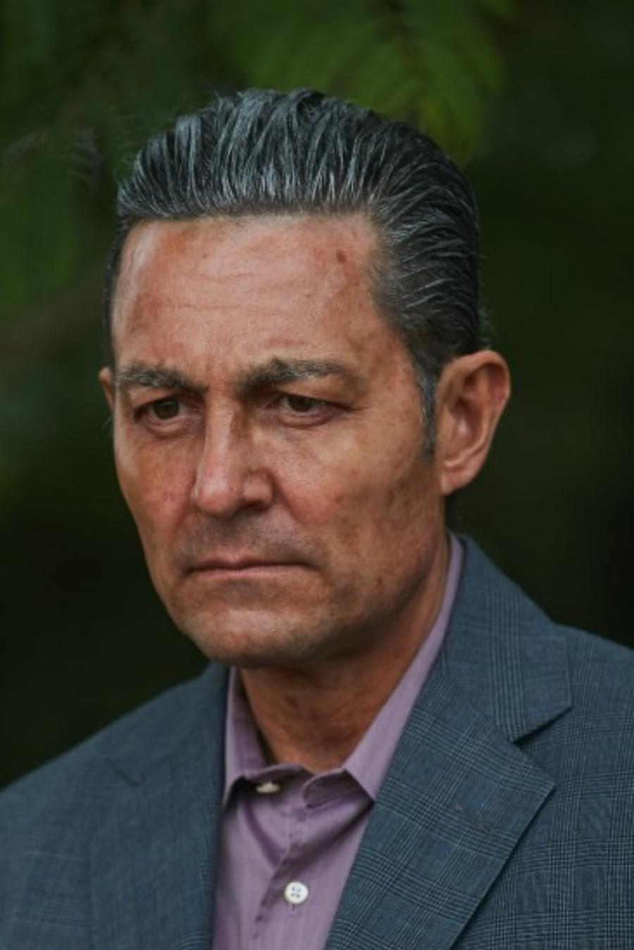 Ολική η μεταμόρφωση του Κάρλος Ντανιέλ από την «Σφετερίστρια»: Σκληρός κακοποιός και με γκρίζα μαλλιά στη νέα σειρά του Netflix