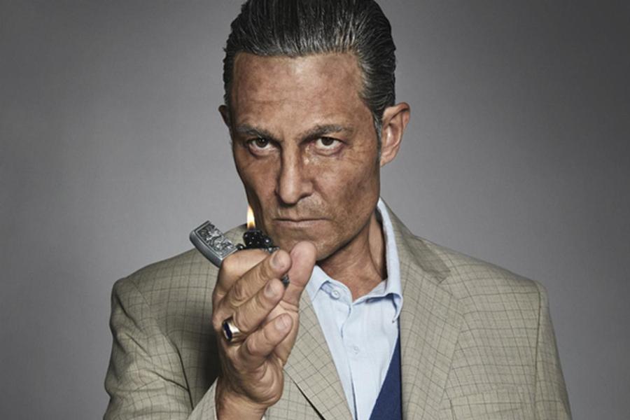 Ολική η μεταμόρφωση του Κάρλος Ντανιέλ από την «Σφετερίστρια»: Σκληρός κακοποιός και με γκρίζα μαλλιά στη νέα σειρά του Netflix