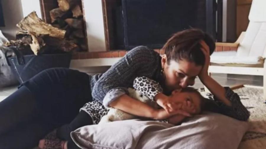 Τρισευτυχισμένη και με τρείς νονούς: Η Κλέλια Ρένεση βάφτισε την μικρή κόρη της και μοιράστηκε τα τρυφερά στιγμιότυπα