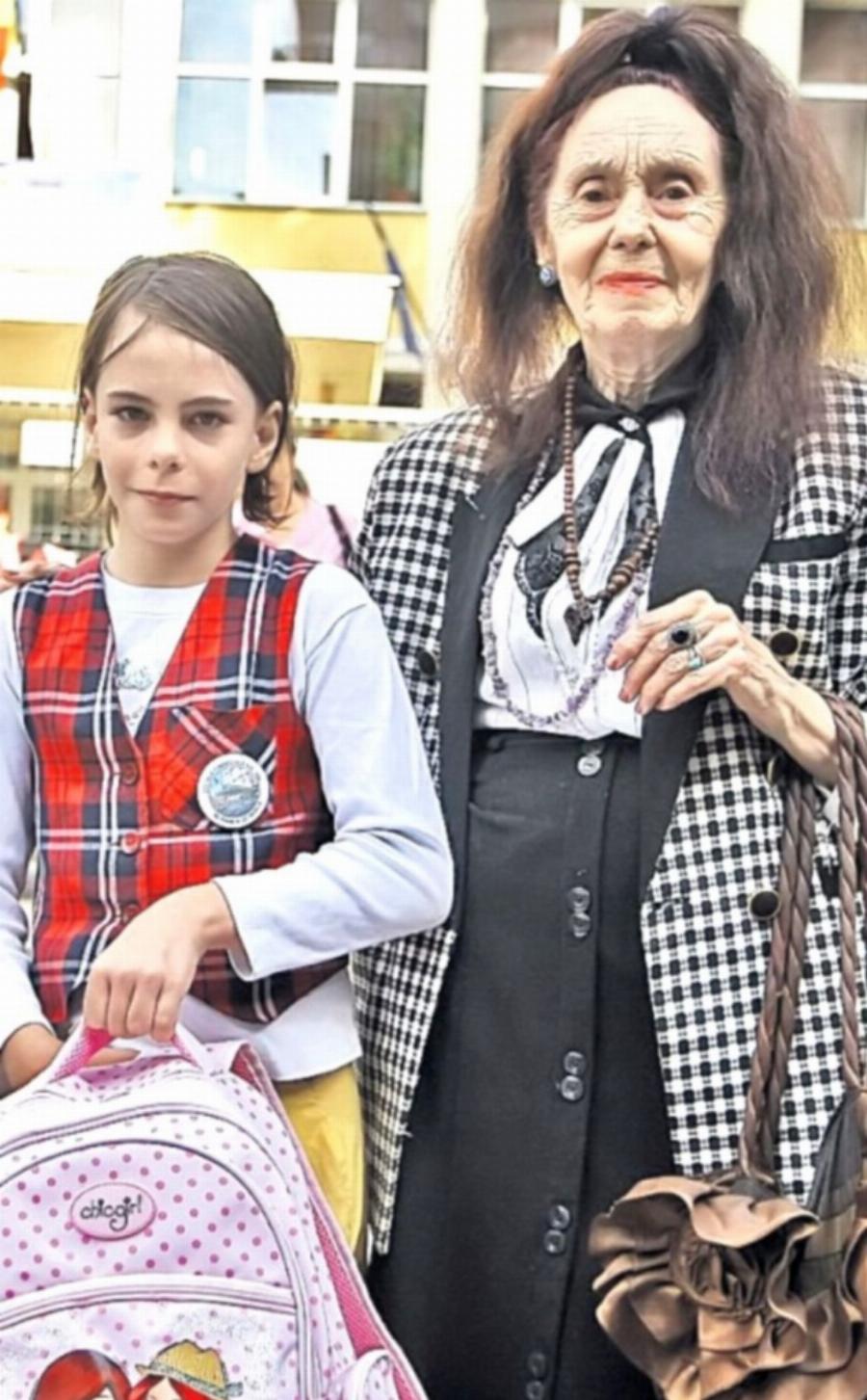 Αληθινή ιστορία: «Όλοι με κατέκριναν επειδή στα 66 έγινα πρώτη φορά μητέρα. Σήμερα είμαι 81 και καμαρώνω την 15χρονη κόρη μου»