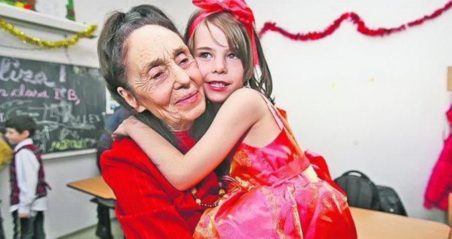 Αληθινή ιστορία: «Όλοι με κατέκριναν επειδή στα 66 έγινα πρώτη φορά μητέρα. Σήμερα είμαι 81 και καμαρώνω την 15χρονη κόρη μου»
