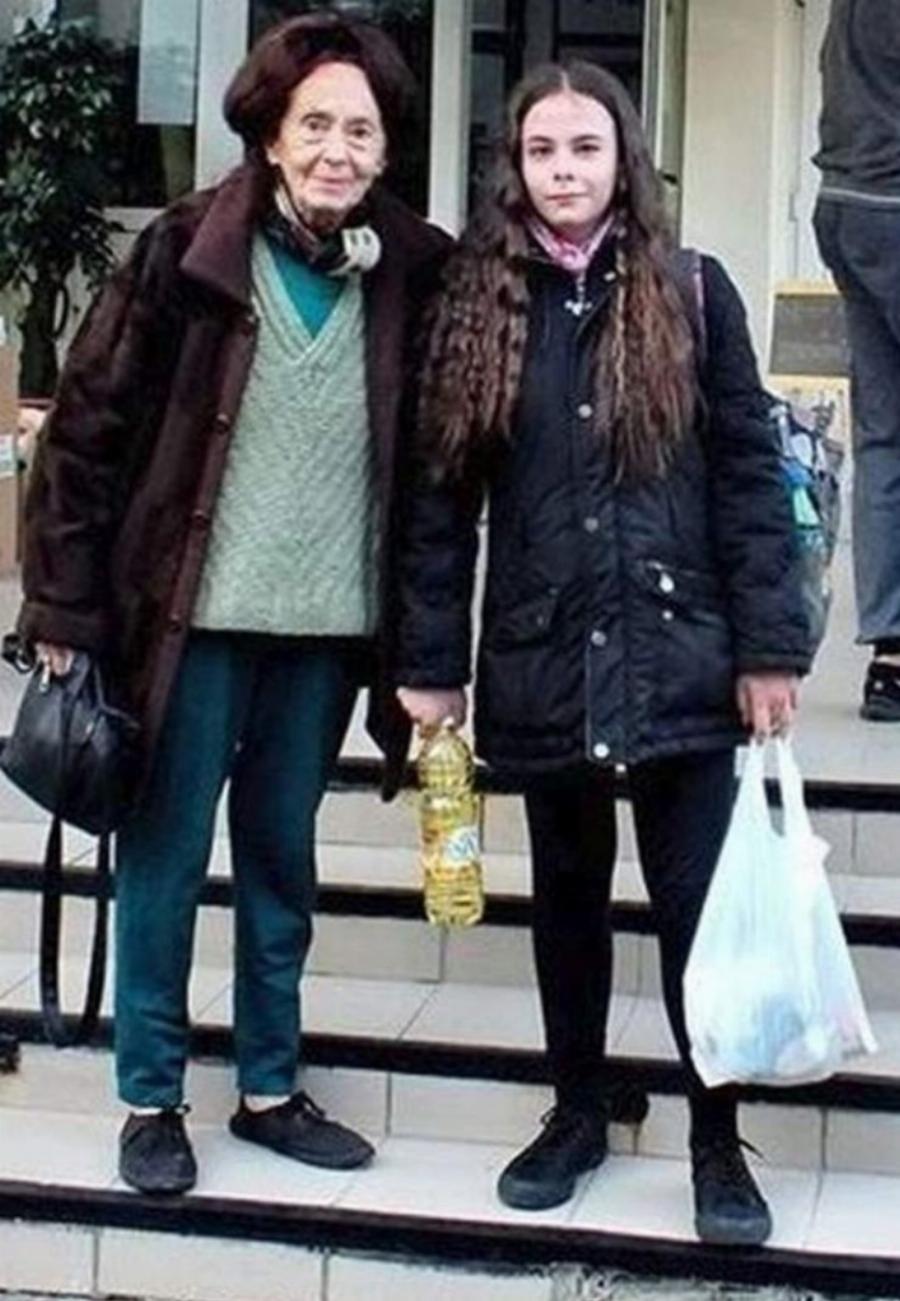 Αληθινή ιστορία: «Όλοι με κατέκριναν επειδή στα 66 έγινα πρώτη φορά μητέρα. Σήμερα είμαι 81 και καμαρώνω την 15χρονη κόρη μου»