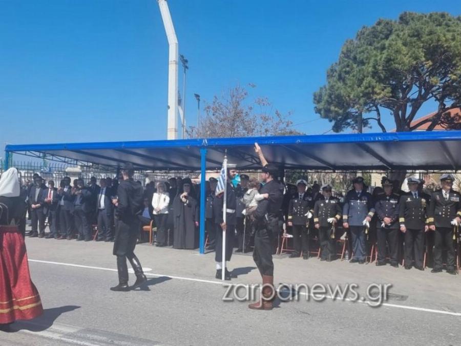 Πολλά χαμόγελα στα Χανιά: Οι μπαμπάδες πέρασαν «στην αντεπίθεση» και έκαναν παρέλαση με τα μωρά τους