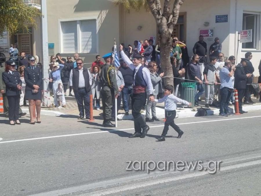 Πολλά χαμόγελα στα Χανιά: Οι μπαμπάδες πέρασαν «στην αντεπίθεση» και έκαναν παρέλαση με τα μωρά τους