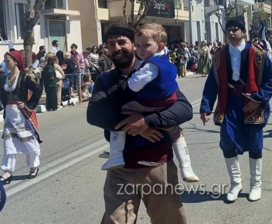 Πολλά χαμόγελα στα Χανιά: Οι μπαμπάδες πέρασαν «στην αντεπίθεση» και έκαναν παρέλαση με τα μωρά τους