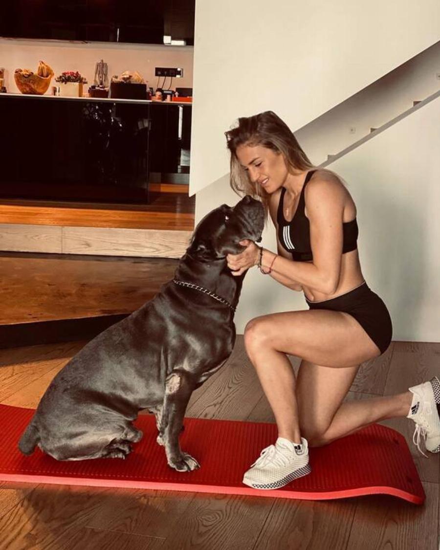 Μαύρο με σύγχρονη διακόσμηση και πισίνα: Αυτή είναι η βίλα των Δαλάκα – Φιντιρίκου και είναι από άλλον πλανήτη