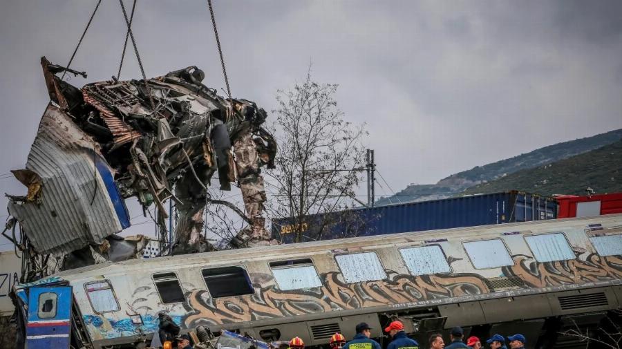 «Πού μπορώ να μάθω εάν ζει το παιδί μου;»: «Στο 3ο βαγόνι μητέρα έχασε το μωρό από τα χέρια της» στα Τέμπη