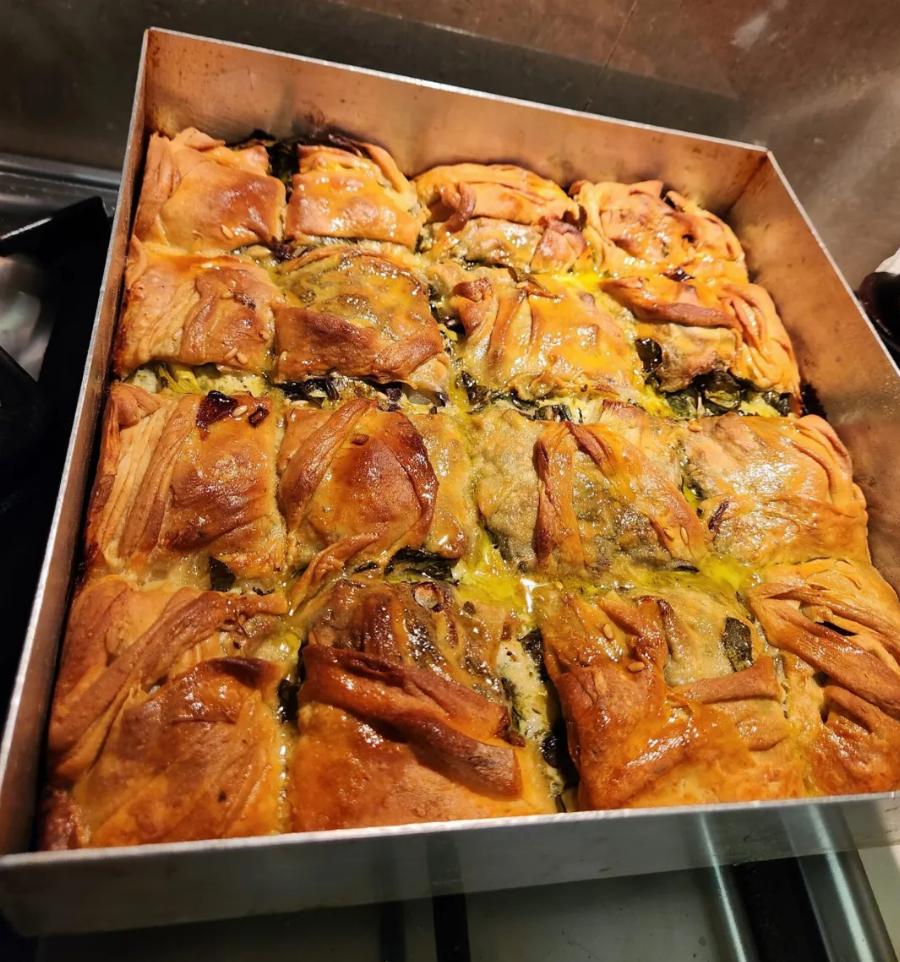 Χορτόπιτα με άρωμα… Ελλάδας: Η πιο εύκολη και οικονομική συνταγή που θα ξετρελάνει μικρούς και μεγάλους