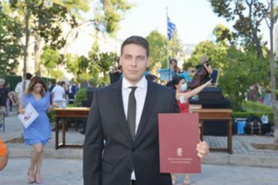 «Έπιασε» το απόλυτο στην Ιατρική Αθηνών: Ο Τηλέμαχος Κουτουράτσας αρίστευσε και έδωσε τον όρκο του Ιπποκράτη