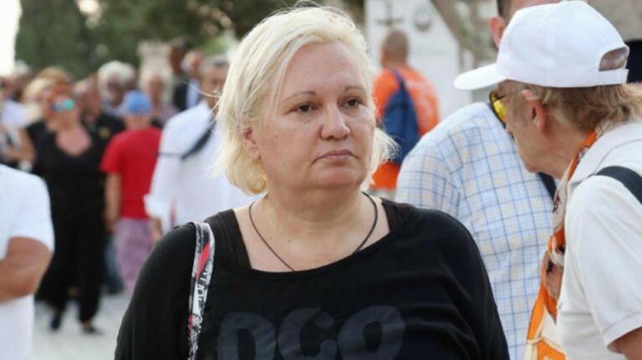 «Δεν υπάρχει κουζίνα, κόβω το ψωμί, το τυρί ή τα φρούτα στο κρεβάτι»: Το βίντεο της Καίτης Φίνου από το δωμάτιο που μένει