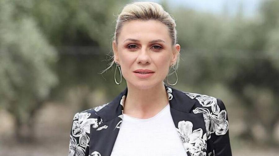 Ράγισε καρδιές η Κατερίνα Καραβάτου για τις τελευταίες στιγμές της μητέρας της: “Πέθανε ενώ άκουγε τη φωνή μου από μια τηλεόραση”