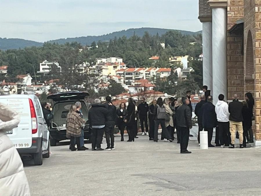 Δάκρυσαν οι Άγγελοι για την Φραντζέσκα: Σε κλίμα οδύνης η κηδεία της 20χρονης με την «αγγελική» φωνή