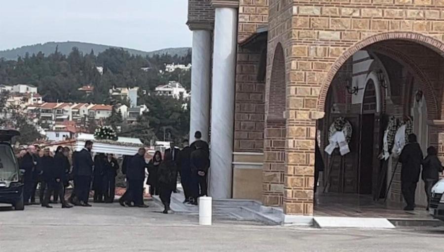 Δάκρυσαν οι Άγγελοι για την Φραντζέσκα: Σε κλίμα οδύνης η κηδεία της 20χρονης με την «αγγελική» φωνή