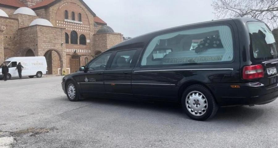 Δάκρυσαν οι Άγγελοι για την Φραντζέσκα: Σε κλίμα οδύνης η κηδεία της 20χρονης με την «αγγελική» φωνή